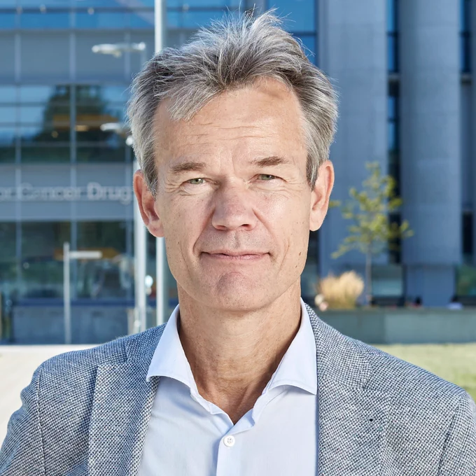 Headshot of Professor Kristian Helin in front of the ICR's Centre for Cancer Drug Discovery.