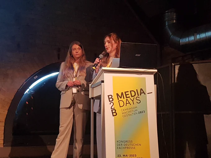 Anna Wintermayr und Elisabeth Seiler zeigen Ergebnisse der Studie zum Informationsverhalten von Jungingenieurinnen und Jungingenieuren auf den B2B Media Days 23 in Berlin.