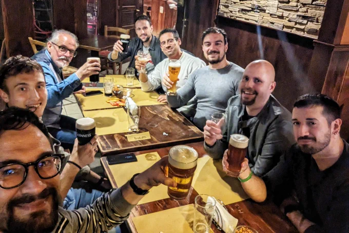 I partecipanti del gruppo Python Pescara brindano con una birra presso la Birreria Batch