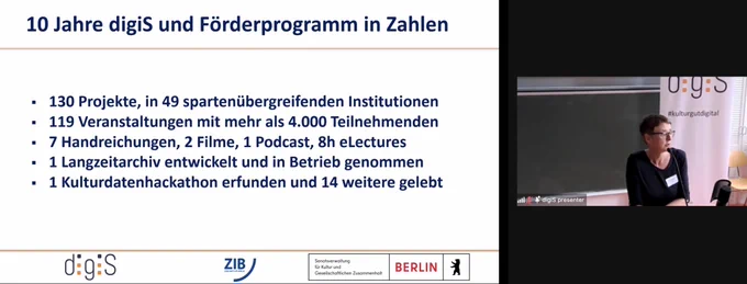 Screenshot: Slide “ 10 Jahre digiS und Förderprogramm in Zahlen” und daneben der Livefeed mit der Vortragenden