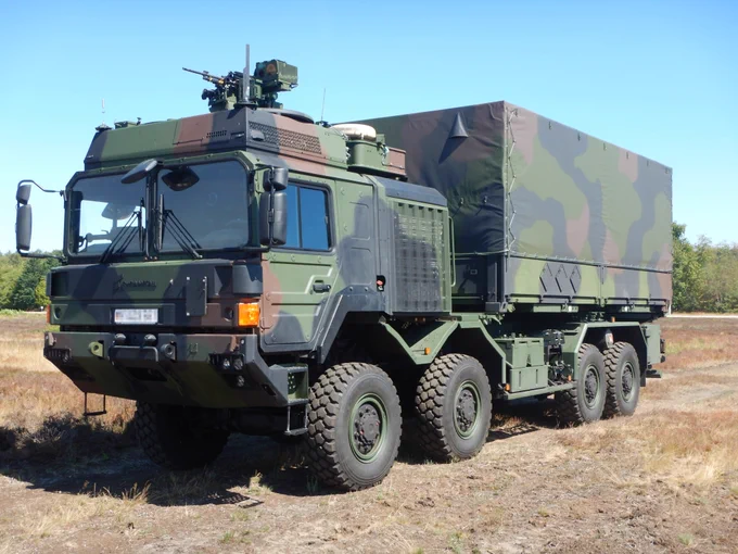 Ein tarnfarbener LKW mit Auflieger 15 Tonnen.
Foto: Bundeswehr