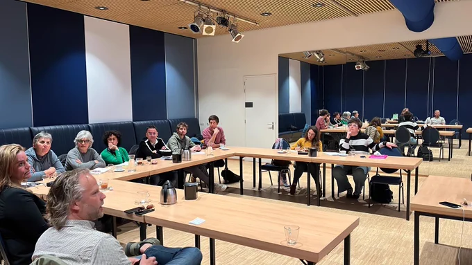 Reunió al voltant d'una taula entre totes les entitats participants al projecte.