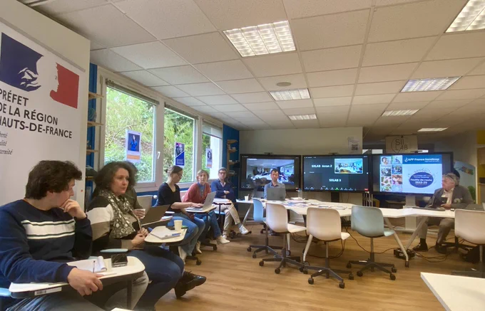 Photo des participants à la réunion. A la image :  les membres de l’équipe de la chambre régionale de l’ESS ainsi que le directeur régional d’APF France handicap Hauts-de-France