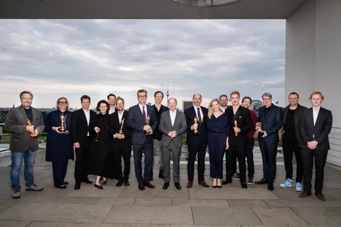 Die Filmcrew hat sich zu einem Gruppenfoto gemeinsam mit Bundeskanzler Scholz im Kanzleramt aufgestellt.