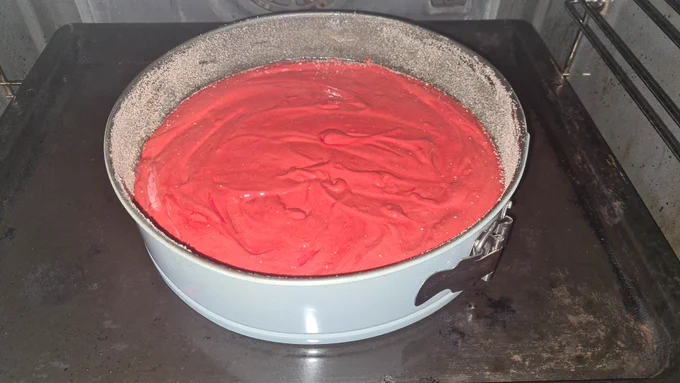Knallroter Kuchenteig im Ofen