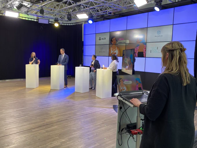 Panel „Inklusive Spieleentwicklung fördern“, rechts im Vordergrund spielt eine Frau auf einem Laptop FINDING HANNAH.