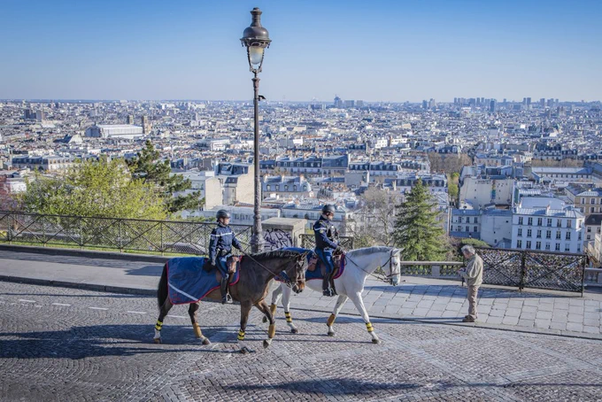 Deux cavaliers patrouillent à Montmartre.