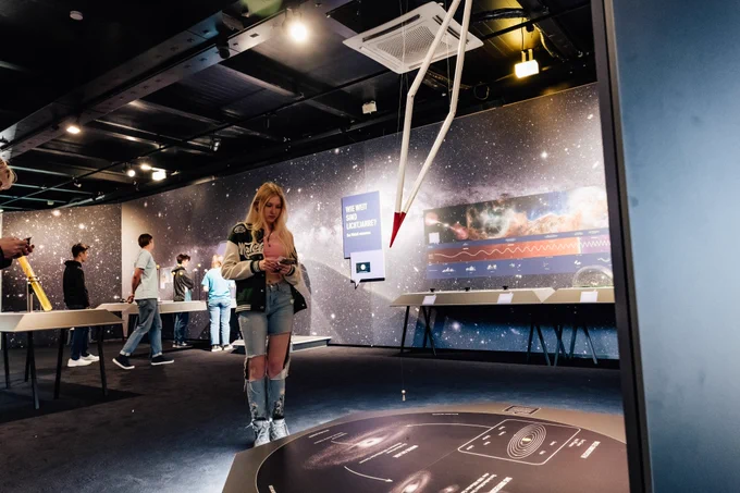 Eine Besucherin betrachtet das Kunstwerk "Matter" von Elias Naphausen. Bildnachweis: Ilja C. Hendel / Wissenschaft im Dialog