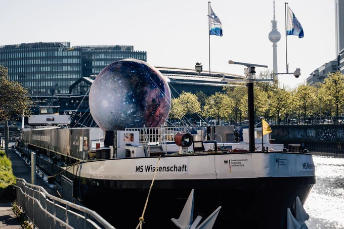 Außenansicht der MS Wissenschaft. Bildnachweis: Ilja C. Hendel / Wissenschaft im Dialog