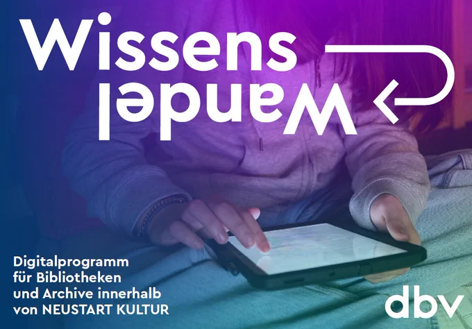 Auf dem Foto steht das Logo WissensWandel. Digitalprogramm für Bibliotheken und Archive innerhalb von Neustart Kultur. Zu sehen ist eine sitzende Person mit einem grauen Sweatshirt, das ein Tablet in der Hand hält. das Foto ist lila, blau und grün eingefärbt.