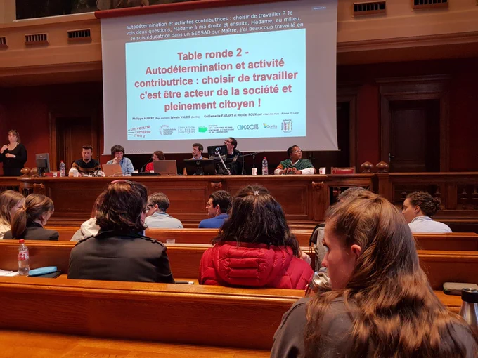 Vue depuis le public des intervenants sur la scène du Grand amphothéâtre de l'Université Lumière Lyon 2. Panel de la table ronde 2 ! Autodétermination et activité contributrice : choisir de travailler c'est être acteur de la société et pleinement citoyen.
J'intervenais hier aux côtés de Sylvain Valois, de chez Ocellia.