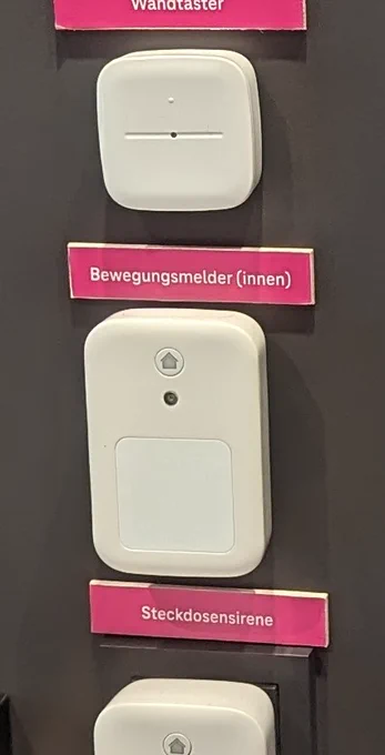 Ein Foto von einem ausgestellten Bewegungsmelder in einem Laden, über dem ein Schild mit der Aufschrift: Bewegungsmelder (innen) angebracht ist.