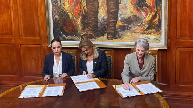 Sandra Gutiérrez Fierro, secretary of education of the state of Chihuahua, Mexico, Chihuahua Governor María Eugenia Campos Galván, and UTEP President Heather Wilson sign an agreement. 