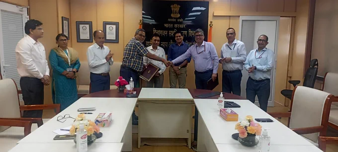 CMD, ALIMCO and DG, CIPET shaking hand with each other after signing the MoU in the presence of Shri Rajesh Aggarwal, Secretary, DEPwD, Government of India along with Joint Secretary, DPEwD.  Also seen in at extreme right and left are the senior officers from ALIMCO and CIPET respectively.
