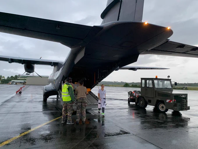 Les équipes du Samu973 et du Samu972 devant le Casa des Forges armées en Guyane