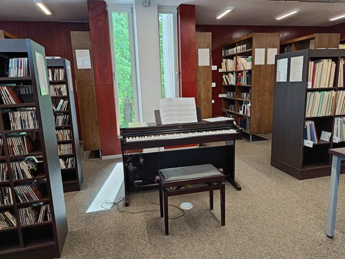 An electric piano in a library.