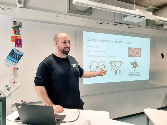Hannes Bode teaching in front of the class and discussing the relevance of twin models for cancer research.