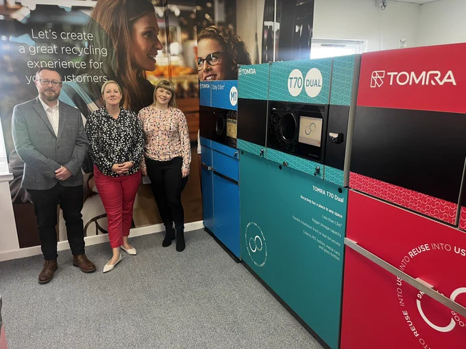 Hannah Bardell MP and staff from TOMRA in front of their reverse vending machines at the Livingston office.