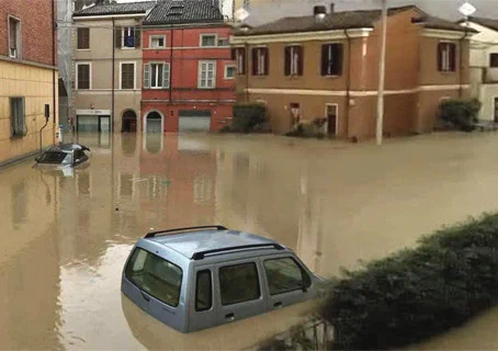 Alluvioni: i disastri dell'Emilia Romagna.  In queste ore stiamo assistendo con apprensione all’ennesimo disastro ambientale che ha colpito il nostro Paese. Non si tratta di semplice maltempo, le cause sono diverse: in cima alla lista ci sono l’emergenza climatica e il disastroso stato del nostro territorio e della natura, che sono stati oggetto di un’urbanizzazione continua, dilagante e non pianificata.

Il clima è impazzito e i nostri ecosistemi non riescono più a proteggerci.

Per fermare la distruzione ambientale abbiamo bisogno della partecipazione di tutti. Ti chiediamo di fare un tweet.

A partire da martedì 23 maggio in Europa verrà votata la proposta di Restoration Law e le immagini tragiche di questi giorni ci ricordano di quanto ne abbiamo davvero bisogno.

Ripristinare gli ecosistemi europei minacciati non è solo a vantaggio della biodiversità, ma è uno strumento concreto per ridurre il rischio di inondazioni e altre catastrofi idrogeologiche