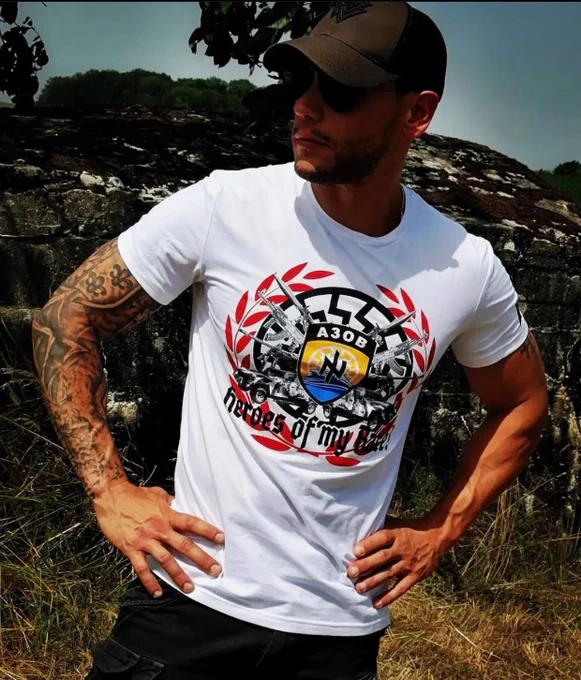 Nicolas Bidoli, publication issue de son compte Instagram. Ce militant porte un tee-shirt aux motifs explicitement néonazis, ici un hommage à la « division Azov » sous le sceau d'un soleil noir.