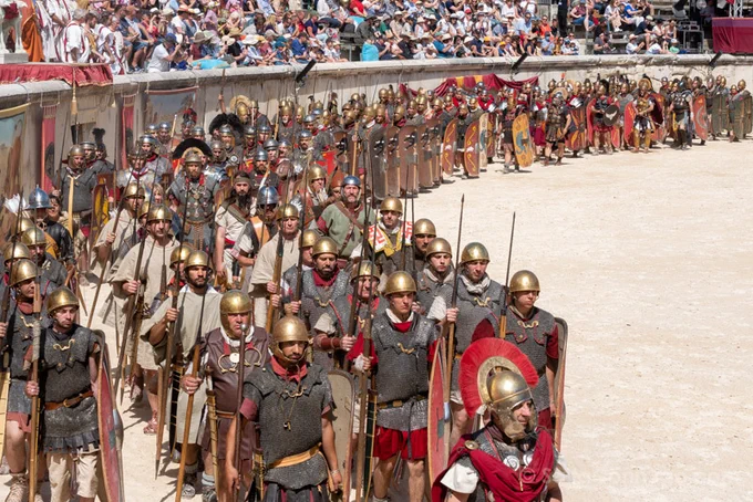 Tropas romanas en la arena de Nimes