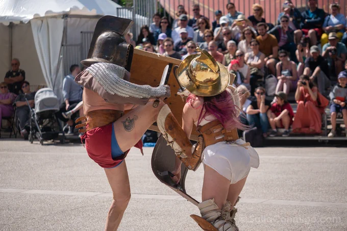 Combate de gladiadores en la calle