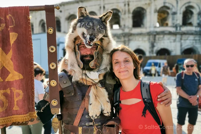 Sara con un centurión romano frente a la arena