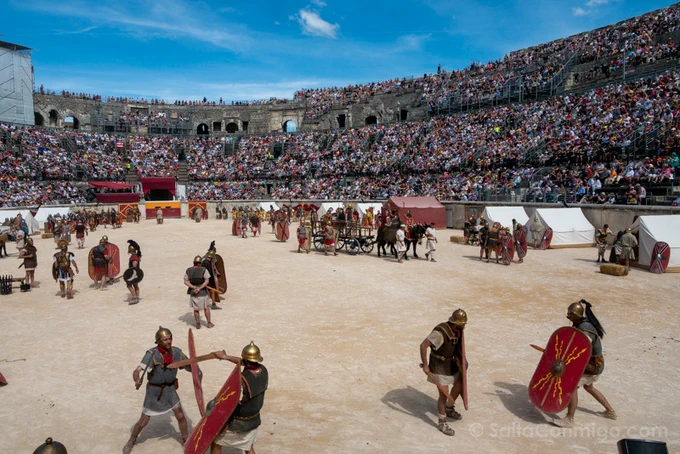 El campamento romano montado dentro de la arena en mitad del espectáculo