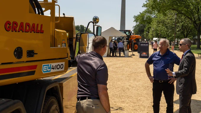 Great to see @aemadvisor showcase the construction industry's latest innovations and discuss Biden-Harris Administration's priorities during last week's Celebration of Construction on the National Mall. 