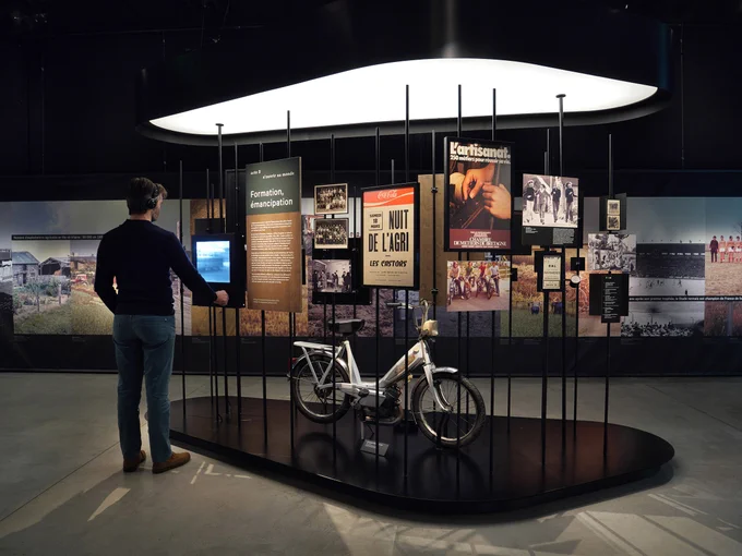 Exposition temporaire conçue pour l'écomusée de la Bintinais à Rennes, intitulée « Mes années 70, Clichés de campagne » en 2021. © SNOOPP 
