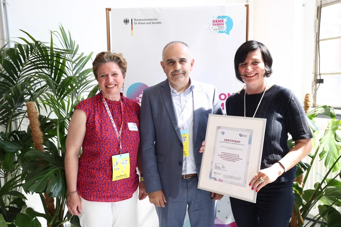 Nermin Fazlic, Staatssekretär in Vertretung mit einem Gewinnerteam des CIP-Ideenwettbewerbs. 