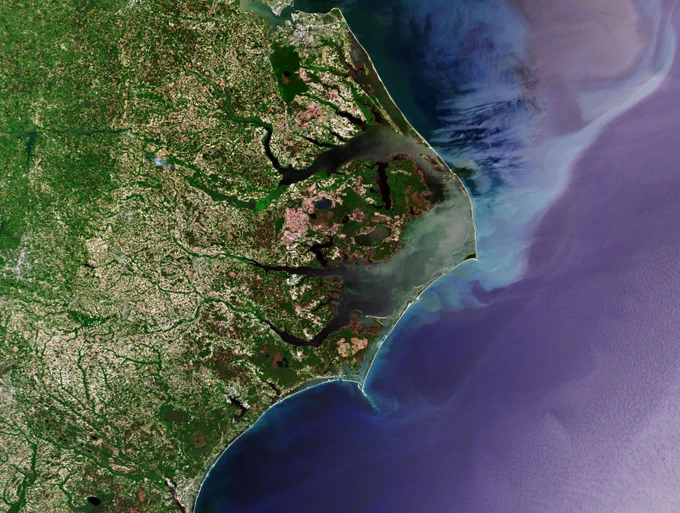 Image from ESA: True-colour image from Sentinel-3’s Ocean and Land Colour Instrument (OLCI) showing sediment being carried into the North Atlantic Ocean from the US east coast, zoomed into North Carolina.