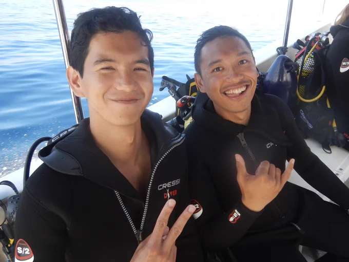 Los chicos en un barco de buceo