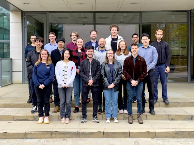 A photo of the Deringer group in June 2023, taken in front of the Chemistry Research Laboratory at Oxford.