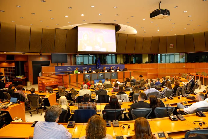 View of the room where the presentation takes place with everyone attending