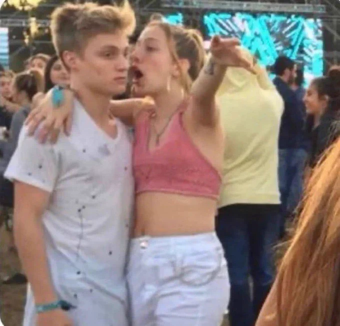 “Girl Explaining” meme. An impassioned girl yelling into the ear of a guy who appears indifferent to what she’s saying. Both are white Argentinians.
