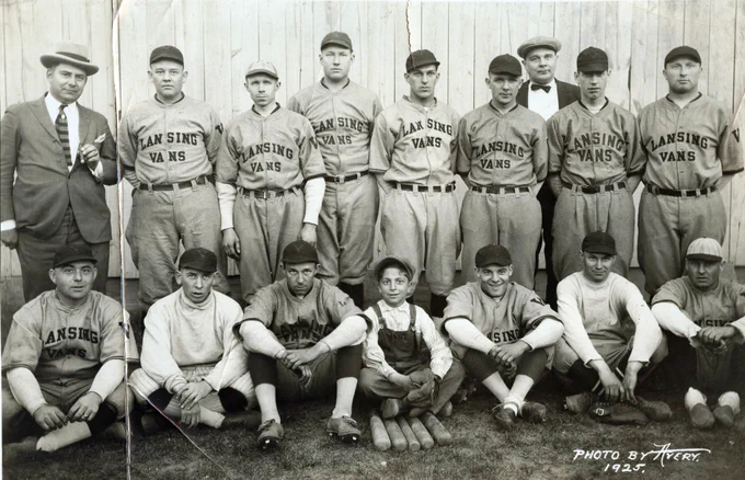 Black and white photo of the Lansing Vans baseball team, posing in two rows. Photo by Avery, 1925.