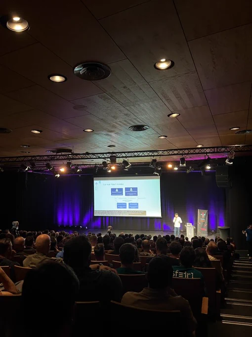 Photo de l'écran affiché pendant la conférence 