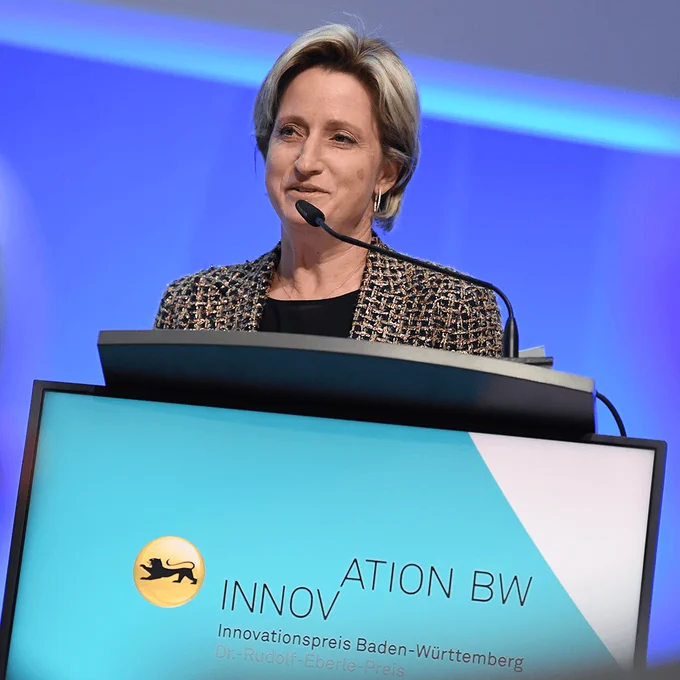 Wirtschaftsministerin Dr. Nicole Hoffmeister-Kraut bei der Preisverleihung des Innovationspreises Baden-Württemberg 2022. Bildrechte: Franziska Kraufmann.
