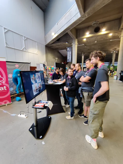 Personnes qui joue au jeu en saisissant un prompt pour générer une image. 