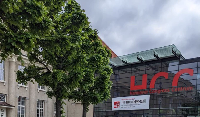 Das Foto zeigt das Hannover Congress Centrum von Außen mit dem Messeschild der 111.BiblioCon 2023