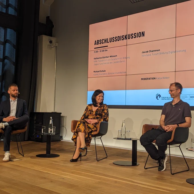 von links nach rechts: Podiumsdiskussion mit Jacob Chammon, Vorstand Bildung Digitalisierung, Bildungssenatorin Katharina-Günther Wünsch und Michael Schulz, Komrektor an der Bötzow-Grundschule.