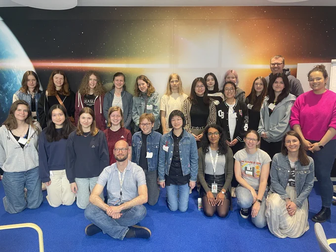 Ein Gruppenfoto informatikbegeisterter Schülerinnen mit Google-Mitarbeiter:innen im Münchener Google-Büro.