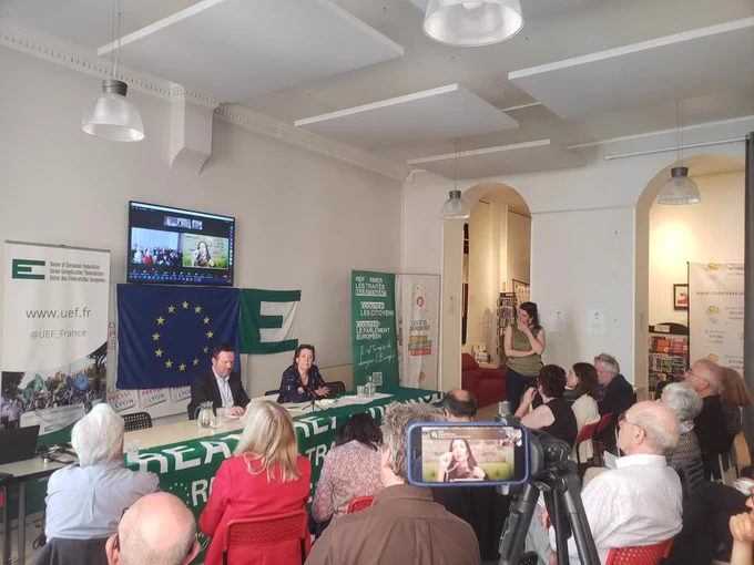 Photo de la salle, participants et intervenants, en ligne et en présentiel.