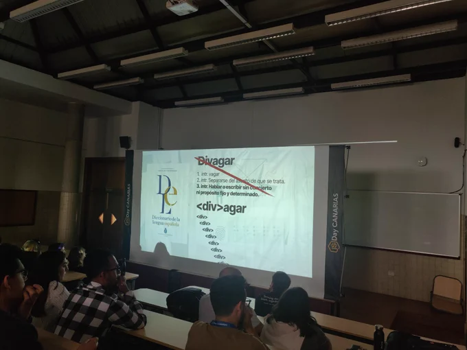 Diapositiva con la definición de "Divagar" según Adrián Bolonio como chiste gráfico de "<div>agar". Un uso excesivo de divs en vez de un uso de etiquetas más semántico.