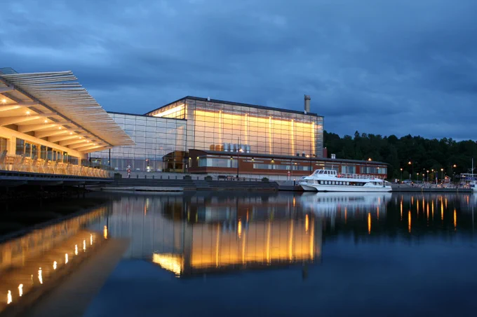 Sibelius Hall, lakeside, reflection