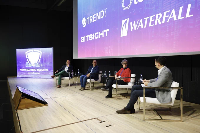 Koldo Peciña ZIUReko zuzendaria NextSecure OT konferentzian izan da, S21sec antolatutakoa, araudi berriak industria-sektoreari nola eragingo dioten eztabaidatzeko.

Koldo Pecina, Director de ZIUR, ha participado en la conferencia NextSecure OT de la empresa S21sec en Bilbao, para debatir sobre cómo afectarán las nuevas regulaciones al sector industrial.