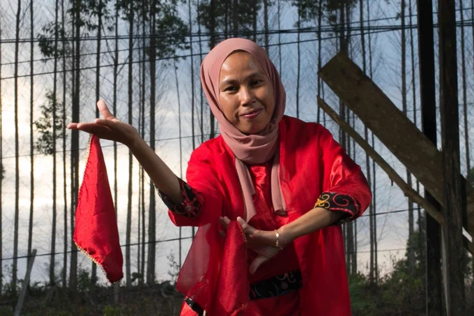 Photo perempuan Suku Balik di Kalimantan Timur oleh Adrian Mulya.