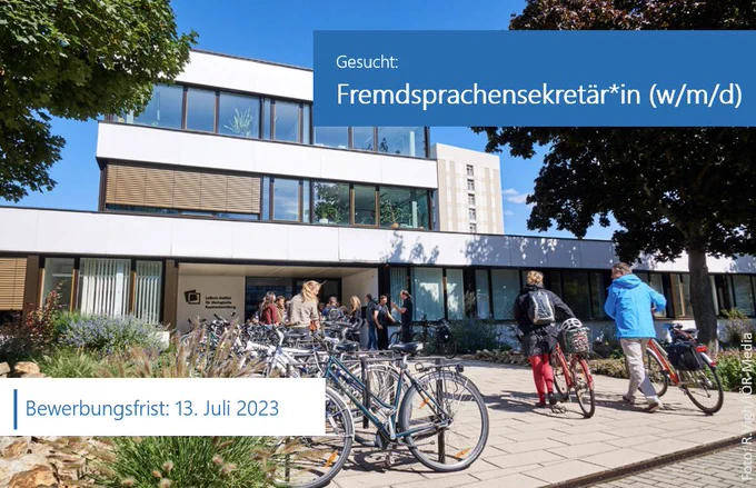 Im Hintergrund das Institutsgebäude des IÖR. Im Vordergrund zwei Banner. Oben: Gesucht: Fremdsprachensekretär*in (w7m7d). Unten: Bewerbungsfrist: 13. Juli 2023