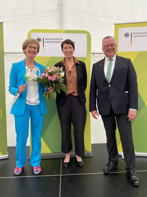 Schlüsselübergabe zum Amt der Präsidentschaft an Frau Dr. Büning-Fesel. 